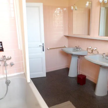 Villa De 5 Chambres A Hautefort Avec Piscine Privee Et Jardin Amenage A 1 Km De La Plage Villa